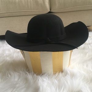 **Large Brim Fall/Winter Hat**